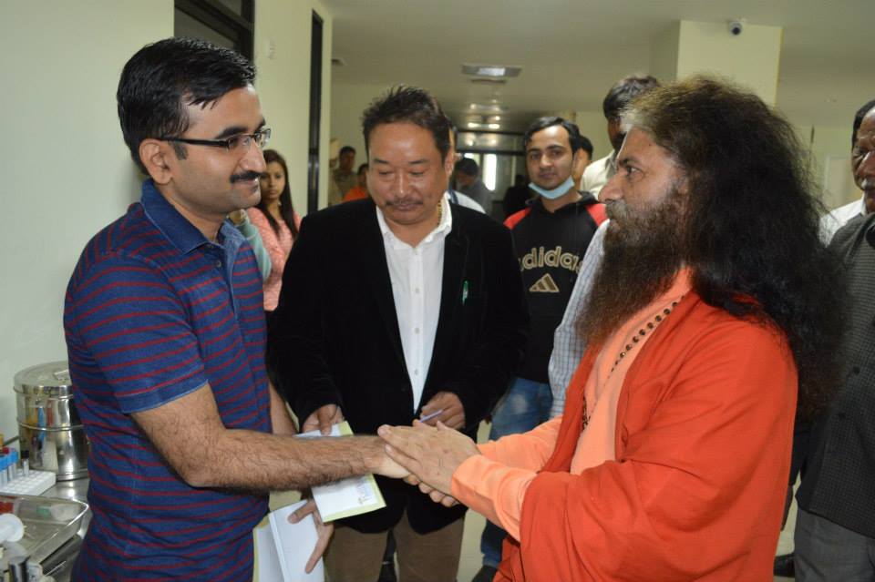 Pujya Swamiji Meets Patients in Nepal (7)